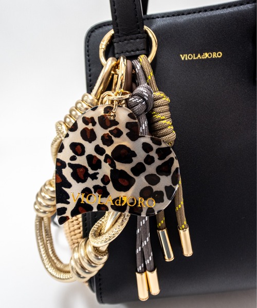VIOLAd'ORO(ヴィオラドーロ)の「【VIOLAd'ORO/ヴィオラドーロ】バッグチャーム アクリルタグ レオパード(キーホルダー・レディース・ホワイト×レッド/グレー系その他/ブラウン系その他/ピンク系その他/ブラック×ピンク/ブルー系その他/グリーン系その他/ゴールド系その他/ゴールド系その他2・FREE)」の8枚目の写真