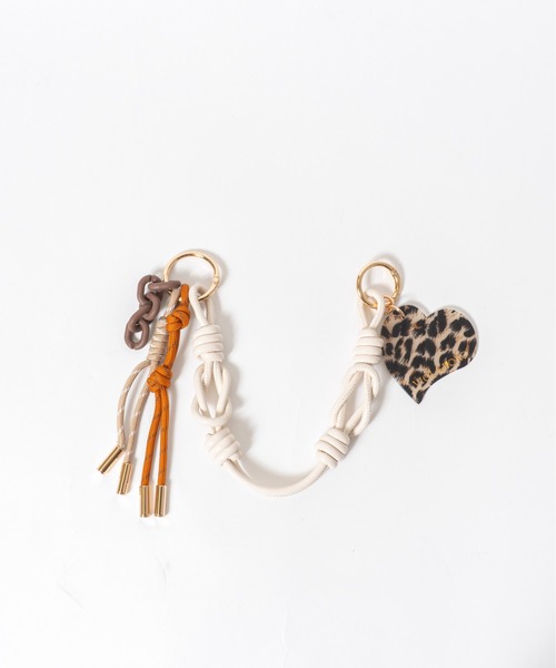 VIOLAd'ORO(ヴィオラドーロ)の「【VIOLAd'ORO/ヴィオラドーロ】バッグチャーム アクリルタグ レオパード(キーホルダー・レディース・ホワイト×レッド/グレー系その他/ブラウン系その他/ピンク系その他/ブラック×ピンク/ブルー系その他/グリーン系その他/ゴールド系その他/ゴールド系その他2・FREE)」の18枚目の写真