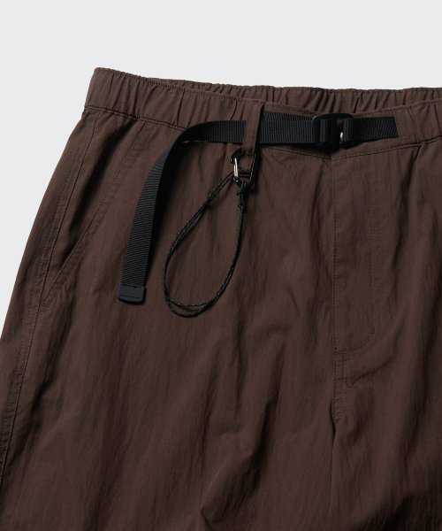 MUSINSA STANDARD（ムシンサスタンダード）の「[シティレジャー] CN ワイドベルトパラシュートパンツ [バロックブラウン]（その他パンツ・メンズ・その他・26/28/30/32/34/36/40/27/29/31/33/38/42）」の2枚目の写真