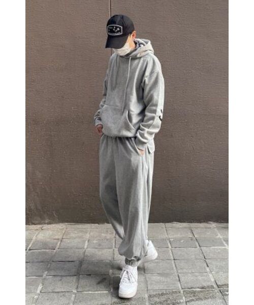 GRAVER（グレーバー）の「[UNISEX]エルボスマイル描画フードティー_グレー（パーカー・レディース・ブラック・SMALL/MEDIUM/LARGE）」の2枚目の写真