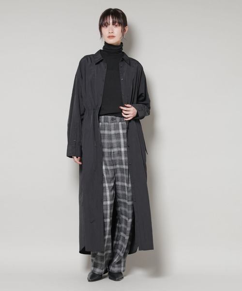 NANO universe(ナノユニバース)の「ナイロンタッサードロストシャツワンピース(シャツワンピース・レディース・ブラック/キャメル/ダークベージュ・FREE)」の2枚目の写真