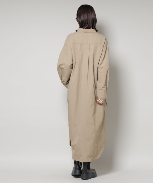 NANO universe(ナノユニバース)の「ナイロンタッサードロストシャツワンピース(シャツワンピース・レディース・ブラック/キャメル/ダークベージュ・FREE)」の4枚目の写真