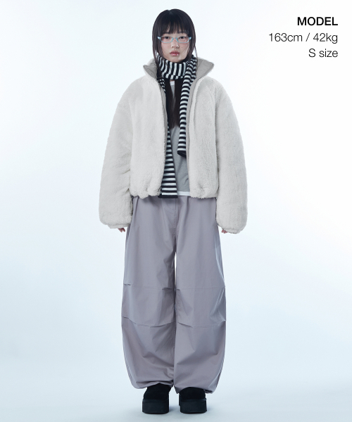 MUSINSA STANDARD WOMAN（ムシンサスタンダードウーマン）の「ウィメンズデイリープファーリバーシブルフリースショートパディングジャケット[アッシュグレー/アイボリー]（ダウンジャケット/コート・レディース・その他・LARGE/SMALL/MEDIUM/X-SMALL）」の2枚目の写真