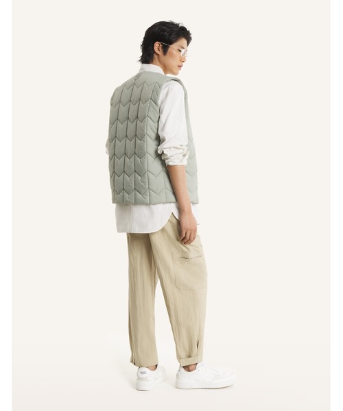 Maison Kitsune(メゾンキツネ)の「QUILTED VEST(ベスト・メンズ・セージグリーン/ブラック・M/S/L/XS/XL)」の14枚目の写真