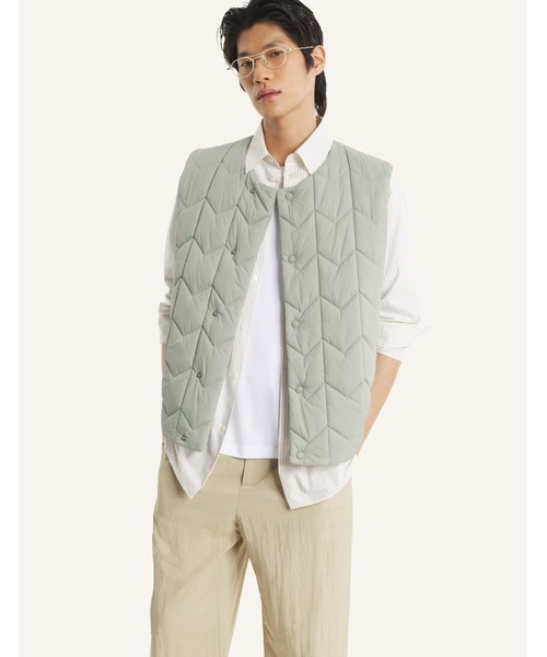 Maison Kitsune(メゾンキツネ)の「QUILTED VEST(ベスト・メンズ・セージグリーン/ブラック・M/S/L/XS/XL)」の8枚目の写真