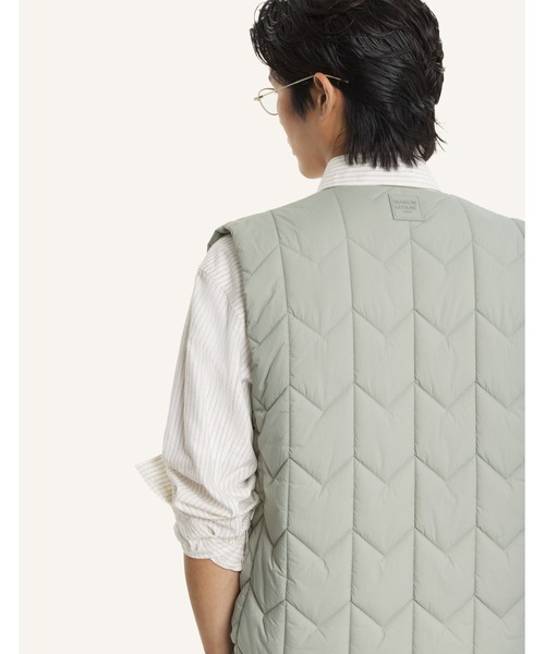 Maison Kitsune(メゾンキツネ)の「QUILTED VEST(ベスト・メンズ・セージグリーン/ブラック・M/S/L/XS/XL)」の9枚目の写真