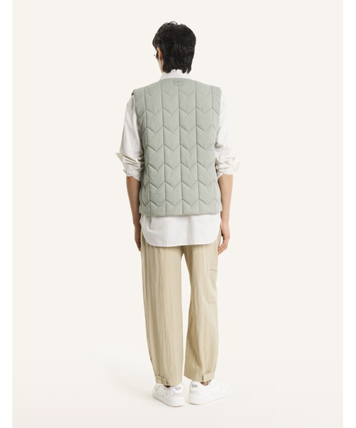 Maison Kitsune(メゾンキツネ)の「QUILTED VEST(ベスト・メンズ・セージグリーン/ブラック・M/S/L/XS/XL)」の15枚目の写真