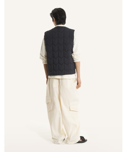 Maison Kitsune(メゾンキツネ)の「QUILTED VEST(ベスト・メンズ・セージグリーン/ブラック・M/S/L/XS/XL)」の6枚目の写真