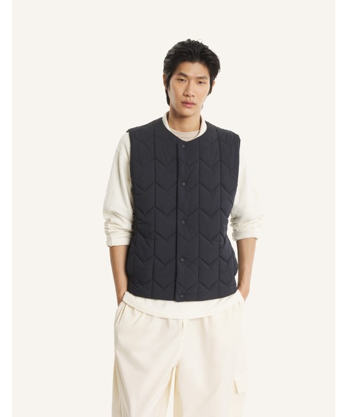 Maison Kitsune(メゾンキツネ)の「QUILTED VEST(ベスト・メンズ・セージグリーン/ブラック・M/S/L/XS/XL)」の7枚目の写真
