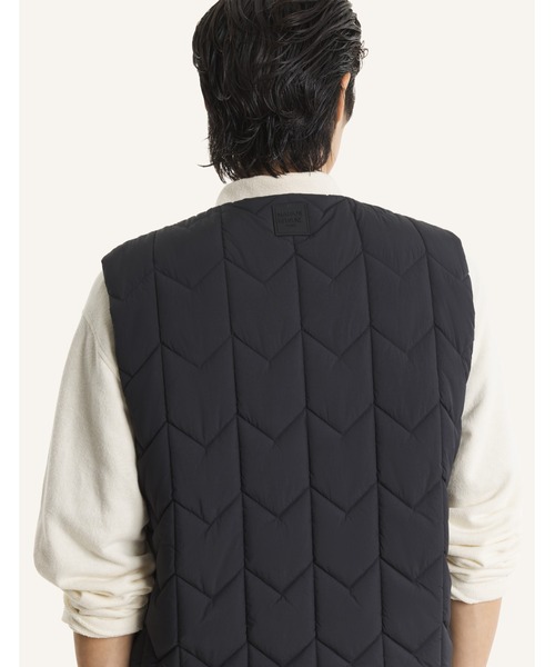 Maison Kitsune(メゾンキツネ)の「QUILTED VEST(ベスト・メンズ・セージグリーン/ブラック・M/S/L/XS/XL)」の10枚目の写真