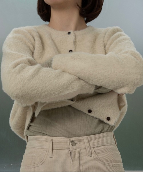 lawgy(ラウジー)の「shaggy button point compact cardigan / シャギーボタンポイントコンパクトカーディガン(カーディガン/ボレロ・レディース・アイボリー/キャメル・FREE)」の6枚目の写真
