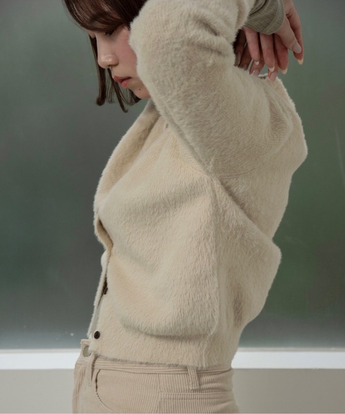 lawgy(ラウジー)の「shaggy button point compact cardigan / シャギーボタンポイントコンパクトカーディガン(カーディガン/ボレロ・レディース・アイボリー/キャメル・FREE)」の7枚目の写真