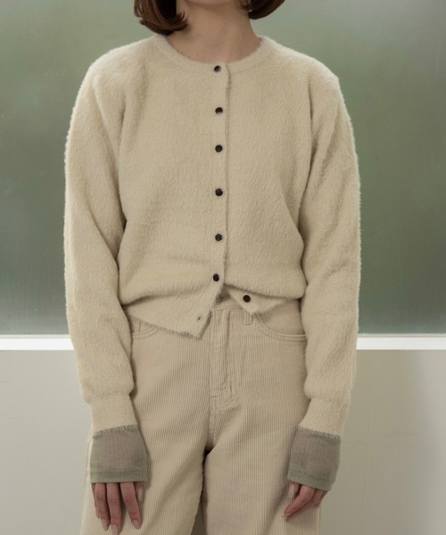 lawgy(ラウジー)の「shaggy button point compact cardigan / シャギーボタンポイントコンパクトカーディガン(カーディガン/ボレロ・レディース・アイボリー/キャメル・FREE)」の4枚目の写真