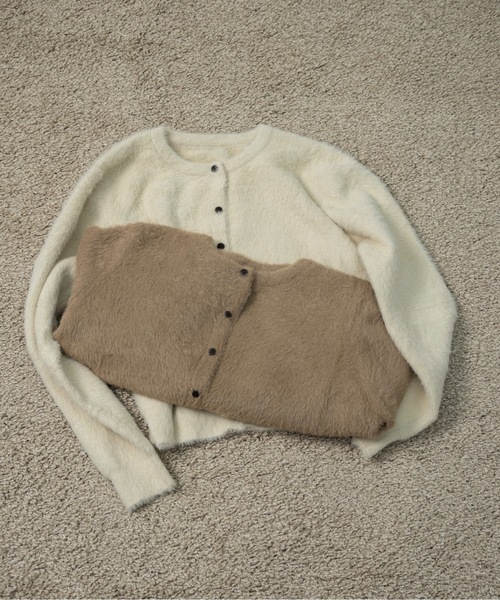 lawgy(ラウジー)の「shaggy button point compact cardigan / シャギーボタンポイントコンパクトカーディガン(カーディガン/ボレロ・レディース・アイボリー/キャメル・FREE)」の3枚目の写真
