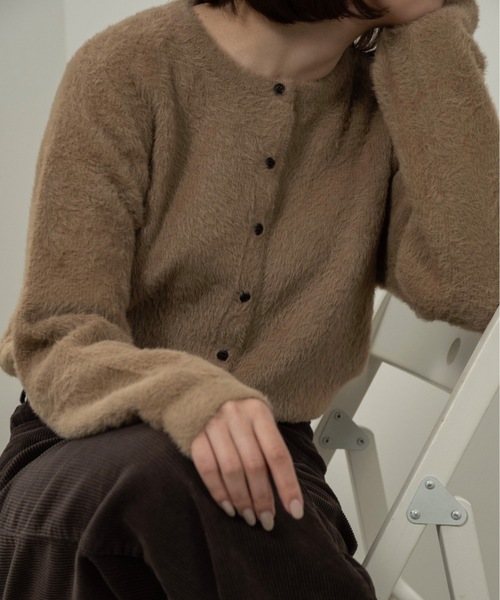 lawgy(ラウジー)の「shaggy button point compact cardigan / シャギーボタンポイントコンパクトカーディガン(カーディガン/ボレロ・レディース・アイボリー/キャメル・FREE)」の10枚目の写真