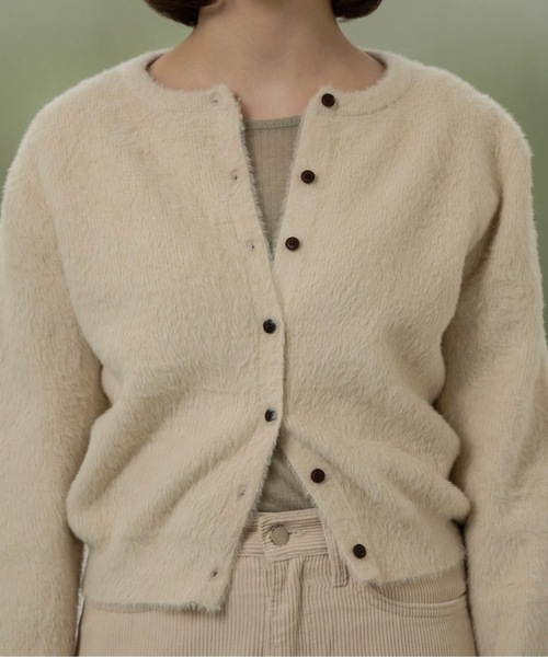 lawgy(ラウジー)の「shaggy button point compact cardigan / シャギーボタンポイントコンパクトカーディガン(カーディガン/ボレロ・レディース・アイボリー/キャメル・FREE)」の5枚目の写真