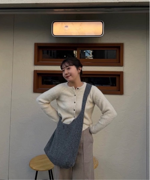 lawgy(ラウジー)の「shaggy button point compact cardigan / シャギーボタンポイントコンパクトカーディガン(カーディガン/ボレロ・レディース・アイボリー/キャメル・FREE)」の18枚目の写真
