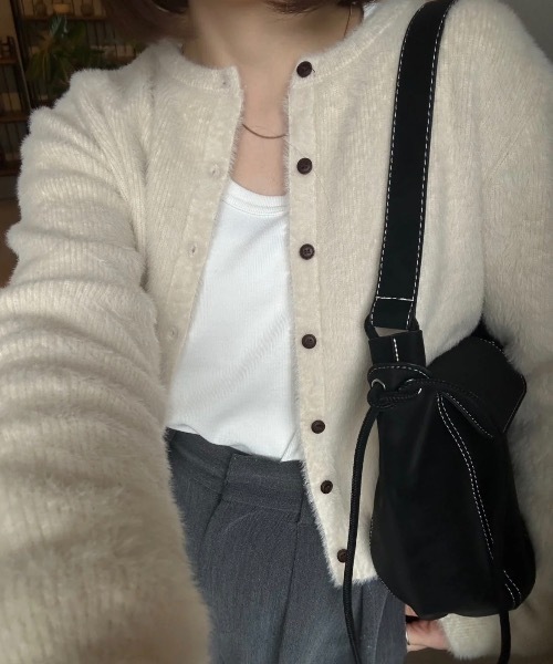lawgy(ラウジー)の「shaggy button point compact cardigan / シャギーボタンポイントコンパクトカーディガン(カーディガン/ボレロ・レディース・アイボリー/キャメル・FREE)」の19枚目の写真