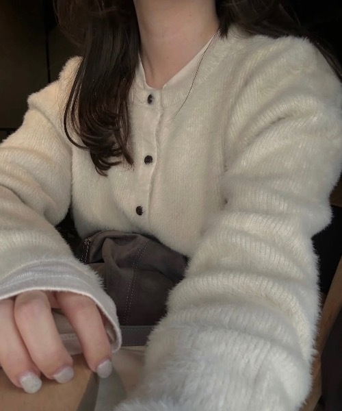 lawgy(ラウジー)の「shaggy button point compact cardigan / シャギーボタンポイントコンパクトカーディガン(カーディガン/ボレロ・レディース・アイボリー/キャメル・FREE)」の16枚目の写真