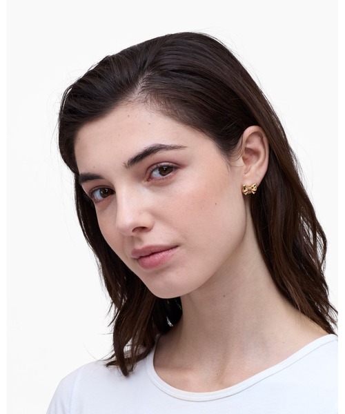 MARC JACOBS(マークジェイコブス)の「PERFECT IMPERFECT BOW STUD EARRINGS/ザ ボウ スタッド ピアス(ピアス(両耳用)・レディース・アンティークゴールド・ONE SIZE)」の2枚目の写真
