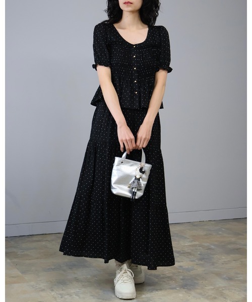 Doumoi（ドゥモエ）の「ドット柄シャーリングブラウス＆ティアードスカート　セットアップ（セットアップ・レディース・ベージュ/ブラック・FREE）」の2枚目の写真