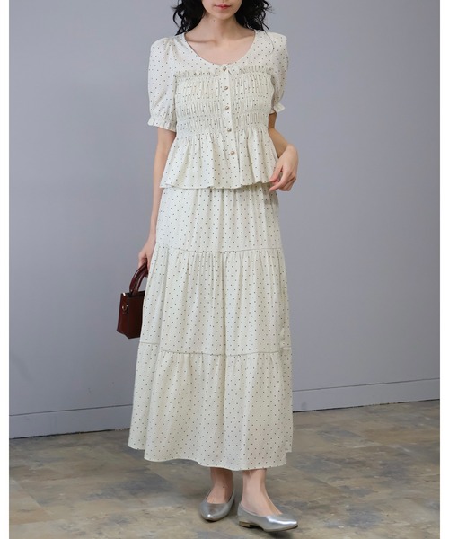 Doumoi（ドゥモエ）の「ドット柄シャーリングブラウス＆ティアードスカート　セットアップ（セットアップ・レディース・ベージュ/ブラック・FREE）」の22枚目の写真