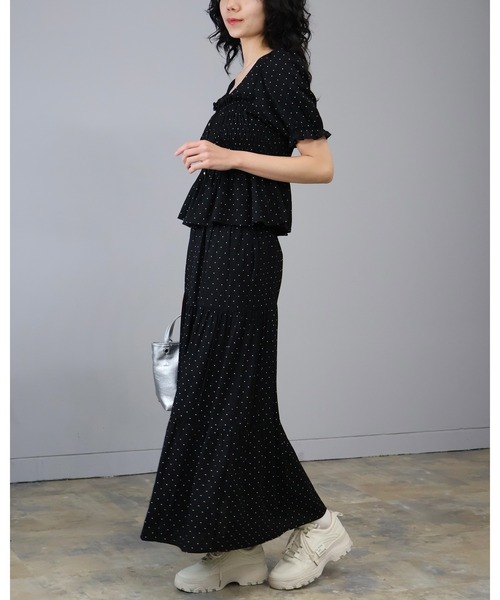 Doumoi（ドゥモエ）の「ドット柄シャーリングブラウス＆ティアードスカート　セットアップ（セットアップ・レディース・ベージュ/ブラック・FREE）」の3枚目の写真