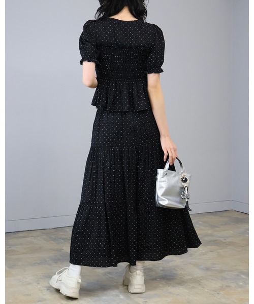 Doumoi（ドゥモエ）の「ドット柄シャーリングブラウス＆ティアードスカート　セットアップ（セットアップ・レディース・ベージュ/ブラック・FREE）」の4枚目の写真
