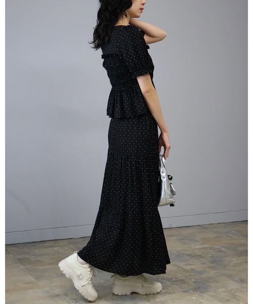 Doumoi（ドゥモエ）の「ドット柄シャーリングブラウス＆ティアードスカート　セットアップ（セットアップ・レディース・ベージュ/ブラック・FREE）」の5枚目の写真