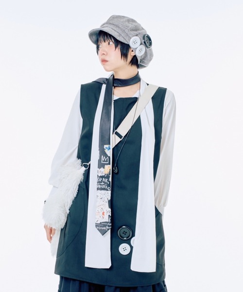 Never mind the XU / Chikashitsu+（ネバーマインド ザ エックスユー / チカシツプラス）の「【Nerd out XU】Big button newsboy cap / 【ナードアウトエックスユー】ビッグボタンニュースボーイキャップ <着用動画あり>（キャスケット・レディース・グレー・ONE SIZE）」の4枚目の写真