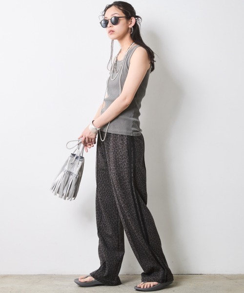 CHIC STYLE(シックスタイル)の「ピグメント染テレコタンクトップ<大きいサイズ有>シックスタイル(キャミソール・レディース・オフホワイト/モカ/チャコール・L/M/5L/4L/3L/LL)」の19枚目の写真