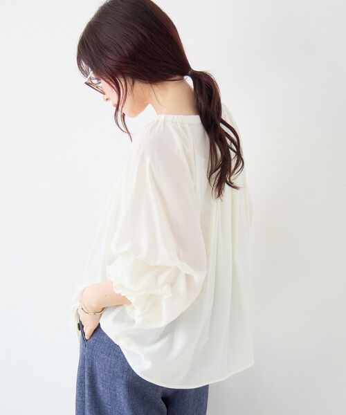 le.coeur blanc（ルクールブラン）の「タックスリーブブラウス（シャツ/ブラウス・レディース・オフホワイト/ブルー/ダークグレー・38）」の7枚目の写真