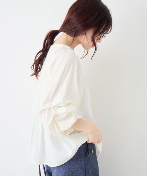 le.coeur blanc（ルクールブラン）の「タックスリーブブラウス（シャツ/ブラウス・レディース・オフホワイト/ブルー/ダークグレー・38）」の9枚目の写真