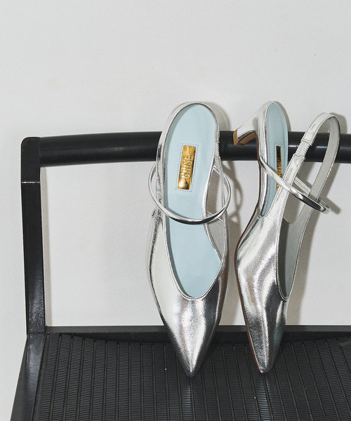 GRISE(グリーズ)の「GRISE4cmポインテッドUカットストラップスリングバック(パンプス・レディース・シルバー/ブラック/キャメル・25cm/22.5cm/22cm/24.5cm/24cm/23.5cm/23cm)」の3枚目の写真