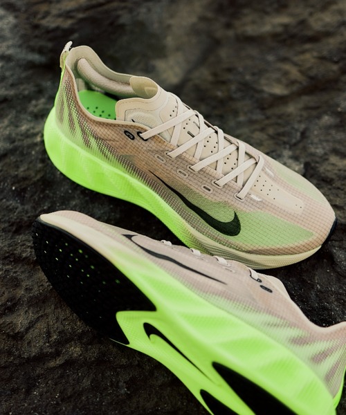 NIKE(ナイキ)の「AVA X HM9697-700(スニーカー・メンズ・イエロー・28.0cm/27.5cm/27.0cm/26.0cm/26.5cm/29.0cm/28.5cm/30.0cm)」の8枚目の写真