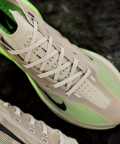 NIKE(ナイキ)の「AVA X HM9697-700(スニーカー・メンズ・イエロー・28.0cm/27.5cm/27.0cm/26.0cm/26.5cm/29.0cm/28.5cm/30.0cm)」の6枚目の写真