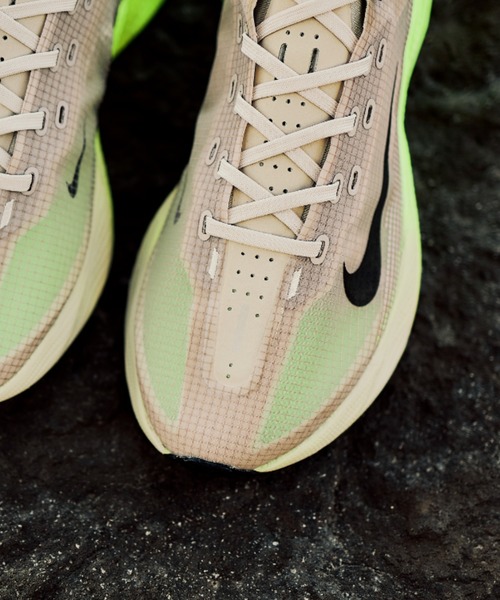 NIKE(ナイキ)の「AVA X HM9697-700(スニーカー・メンズ・イエロー・28.0cm/27.5cm/27.0cm/26.0cm/26.5cm/29.0cm/28.5cm/30.0cm)」の7枚目の写真