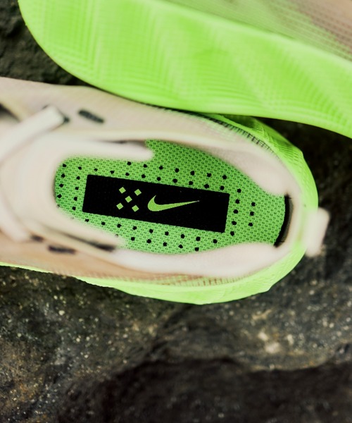 NIKE(ナイキ)の「AVA X HM9697-700(スニーカー・メンズ・イエロー・28.0cm/27.5cm/27.0cm/26.0cm/26.5cm/29.0cm/28.5cm/30.0cm)」の5枚目の写真