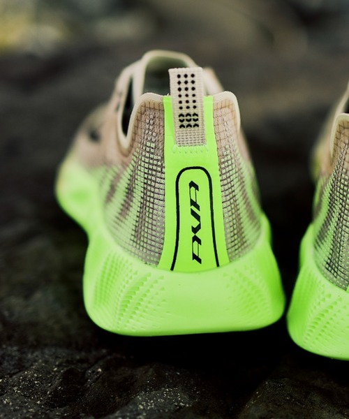 NIKE(ナイキ)の「AVA X HM9697-700(スニーカー・メンズ・イエロー・28.0cm/27.5cm/27.0cm/26.0cm/26.5cm/29.0cm/28.5cm/30.0cm)」の3枚目の写真