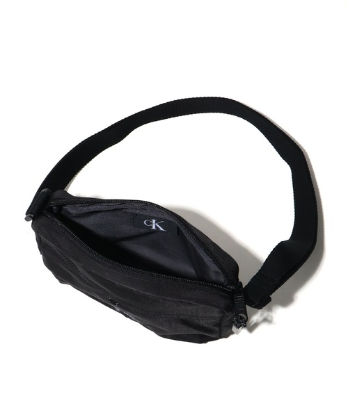 Calvin Klein（カルバン・クライン）の「【Calvin Klein/カルバンクライン】BOLD CAMERA BAG / ボールド カメラバッグ ショルダーバッグ（ショルダーバッグ・メンズ・ブラック・FREE）」の3枚目の写真