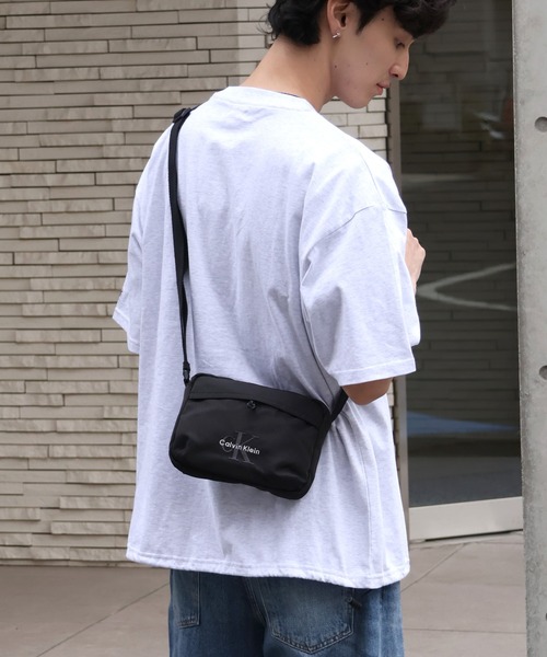 Calvin Klein（カルバン・クライン）の「【Calvin Klein/カルバンクライン】BOLD CAMERA BAG / ボールド カメラバッグ ショルダーバッグ（ショルダーバッグ・メンズ・ブラック・FREE）」の5枚目の写真
