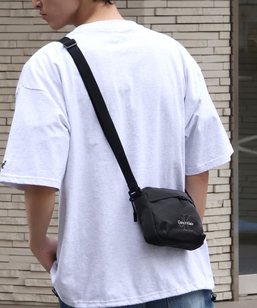 Calvin Klein（カルバン・クライン）の「【Calvin Klein/カルバンクライン】BOLD CAMERA BAG / ボールド カメラバッグ ショルダーバッグ（ショルダーバッグ・メンズ・ブラック・FREE）」の6枚目の写真