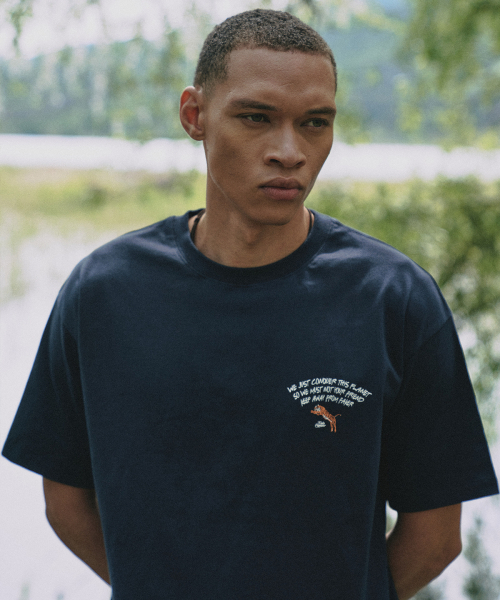 FAKE CAMPER（フェイクキャンパー）の「アーチスクリプトレタリング半袖Tシャツ[NAVY]（Tシャツ/カットソー・メンズ・ネイビー・X-LARGE/MEDIUM/SMALL/LARGE/XX-LARGE）」の2枚目の写真