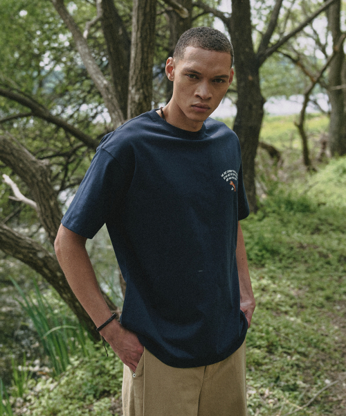 FAKE CAMPER（フェイクキャンパー）の「アーチスクリプトレタリング半袖Tシャツ[NAVY]（Tシャツ/カットソー・メンズ・ネイビー・X-LARGE/MEDIUM/SMALL/LARGE/XX-LARGE）」の3枚目の写真