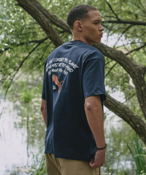 FAKE CAMPER（フェイクキャンパー）の「アーチスクリプトレタリング半袖Tシャツ[NAVY]（Tシャツ/カットソー・メンズ・ネイビー・X-LARGE/MEDIUM/SMALL/LARGE/XX-LARGE）」の4枚目の写真