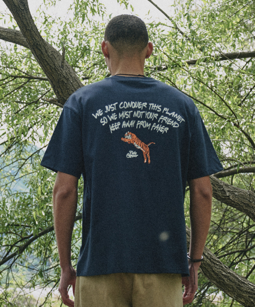 FAKE CAMPER（フェイクキャンパー）の「アーチスクリプトレタリング半袖Tシャツ[NAVY]（Tシャツ/カットソー・メンズ・ネイビー・X-LARGE/MEDIUM/SMALL/LARGE/XX-LARGE）」の5枚目の写真