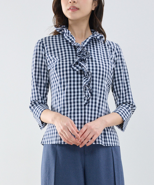 NARACAMICIE（ナラカミーチェ）の「【NARACAMICIE】ギンガムチェックスタンドフリル七分袖シャツ（シャツ/ブラウス・レディース・ブルー/ネイビー/ブラウン・L/M）」の2枚目の写真