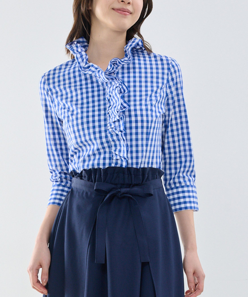 NARACAMICIE（ナラカミーチェ）の「【NARACAMICIE】ギンガムチェックスタンドフリル七分袖シャツ（シャツ/ブラウス・レディース・ブルー/ネイビー/ブラウン・L/M）」の3枚目の写真