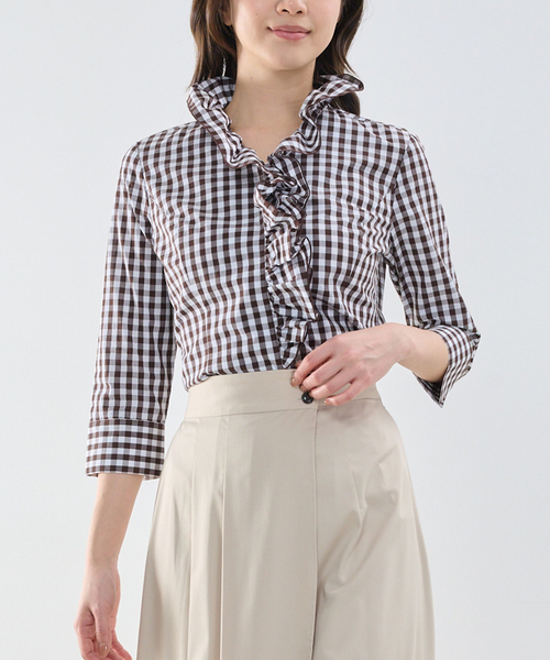 NARACAMICIE（ナラカミーチェ）の「【NARACAMICIE】ギンガムチェックスタンドフリル七分袖シャツ（シャツ/ブラウス・レディース・ブルー/ネイビー/ブラウン・L/M）」の4枚目の写真