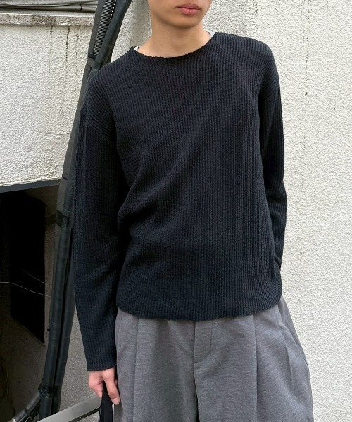 Chikashitsu +(チカシツプラス)の「【Chikashitsu +】Cutting cropped tee / 【チカシツプラス】カッティングクロップドリブ長袖Tシャツ<着用動画あり>(Tシャツ/カットソー・メンズ・ブラック/アイボリー/ライトカーキ・ONE SIZE)」の1枚目の写真